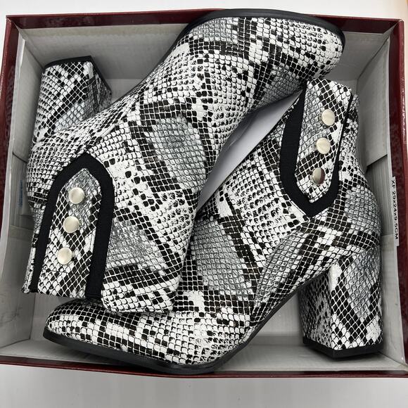 Forever Faux Leather Chunky Heeled Boots Womens Size 8.5 Snake Gray Color Bootie - Picture 2 of 11